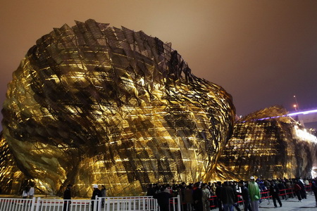 Der Spanische Pavillon auf der Shanghaier Expo, der wie ein großer Blumenkorb aussah, beeindruckte während der Weltausstellung eine Anzahl von Besuchern aus der ganzen Welt. Dieses Werk macht der Designerin Benedetta Tagliabue viel Ehre. Doch wissen wenige Leute, dass die Fassade des Pavillons von Bauern aus Shandong mit Weidenzweigen hergestellt wurde.