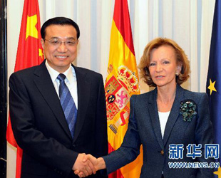 Chinas stellvertretender Ministerpräsident Li Keqiang traf sich am Dienstag zu einem Gespräch mit seiner spanischen Amtskollegin, Elena Salgado. Den Mittelpunkt ihres Gesprächs bildete die Vertiefung der bilateralen Handelsbeziehungen.