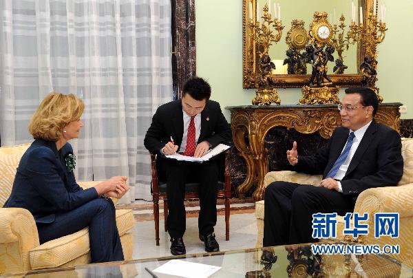 Chinas stellvertretender Ministerpräsident Li Keqiang traf sich am Dienstag zu einem Gespräch mit seiner spanischen Amtskollegin, Elena Salgado. Den Mittelpunkt ihres Gesprächs bildete die Vertiefung der bilateralen Handelsbeziehungen.