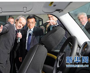 Der stellvertretende chinesische Ministerpräsident Li Keqiang hat am Samstagnachmittag die BMW-Welt in München besucht. Dabei hat er sich über die BMW-Projekte im Rahmen der Autos neuer Energien und das zukünftige Verkehrsmittel informiert.