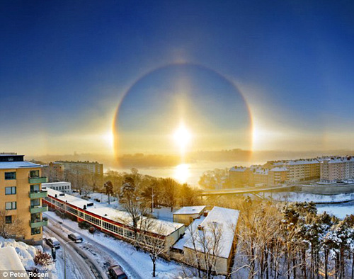 In der schwedischen Hauptstadt Stockholm waren am 11. Januar 2011 drei 'Sonnen' gleichzeitig zu sehen. Das atmosphärische Phänomen entstand durch Eiskristalle in der Luft.