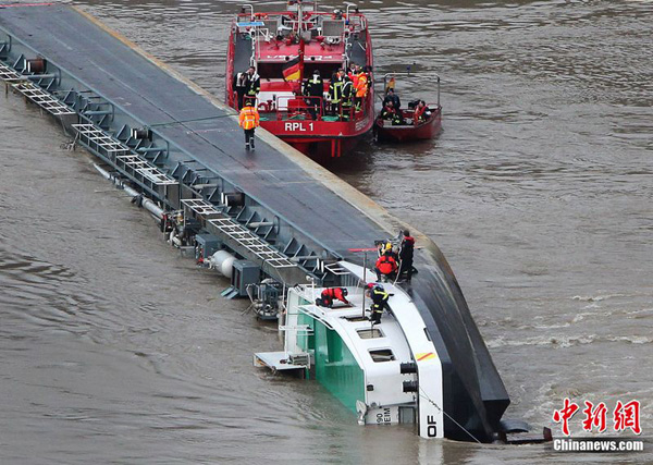 Ein Lastschiff ist gestern nahe der Loreley gekentert. Zwei von vier Besatzungsmitgliedern wurden gerettet, zwei werden noch vermisst. An Bord des Tankers befinden sich 2400 Tonnen Schwefelsäure, die den Rhein gelangen könnte.
