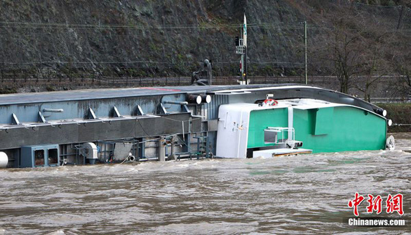 Ein Lastschiff ist gestern nahe der Loreley gekentert. Zwei von vier Besatzungsmitgliedern wurden gerettet, zwei werden noch vermisst. An Bord des Tankers befinden sich 2400 Tonnen Schwefelsäure, die den Rhein gelangen könnte.