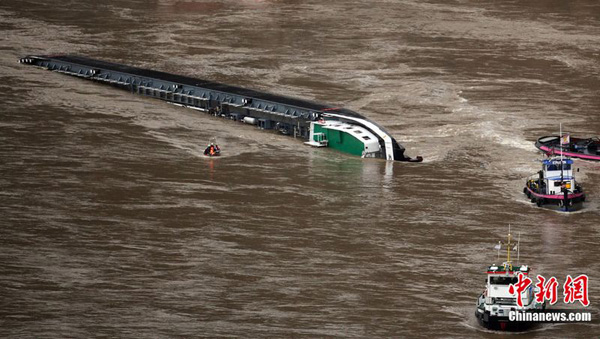 Ein Lastschiff ist gestern nahe der Loreley gekentert. Zwei von vier Besatzungsmitgliedern wurden gerettet, zwei werden noch vermisst. An Bord des Tankers befinden sich 2400 Tonnen Schwefelsäure, die den Rhein gelangen könnte.