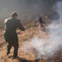 Den Feuerwehrleuten gelang es am Montagnachmittag, den Steppenbrand zu löschen, der in Sichuan wütete. Bei den Löscharbeiten, die rund 24 Stunden dauerten, kamen 22 Menschen ums Leben.