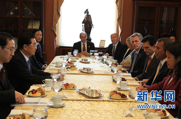 Der chinesische Staatspräsident Hu Jintao hat am Donnerstag in Washington den Sprecher des US-Repräsentantenhauses John Boehner und den Sprecher der Mehrheitspartei des US-Senats Harry Reid zu Gesprächen getroffen.