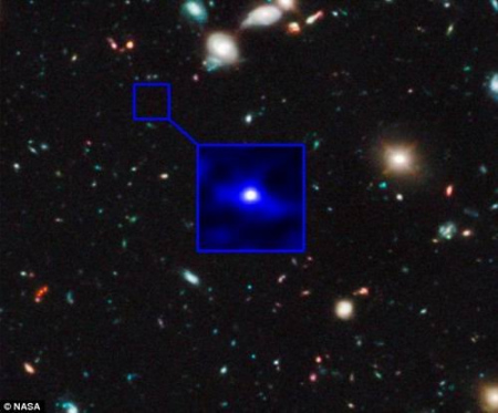 In einem relativ undeutlichen Bild wird die Galaxie mit einigen Fixsternen gezeigt. Die Wissenschaftler nehmen an, dass diese Galaxie nur 480 Millionen Jahre nach dem Urknall entstanden ist. Und ihr Licht ist 13,2 Milliarden Jahre bis zu uns unterwegs. In einem relativ undeutlichen Bild wird die Galaxie mit einigen Fixsternen gezeigt. Die Wissenschaftler nehmen an, dass diese Galaxie nur 480 Millionen Jahre nach dem Urknall entstanden ist. Und ihr Licht ist 13,2 Milliarden Jahre bis zu uns unterwegs.