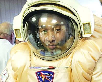 Nach 267 Tagen in einer verschlossenen, fensterlosen Stahlkapsel führte Wang Yue, das einzige chinesische Besatzungsmitglied der Mission Mars 500, am Freitag seine erste simulierte Landung auf dem Roten Planeten aus.
