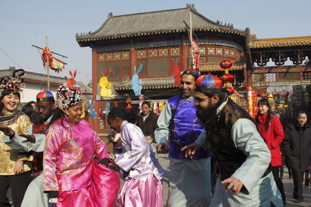 In den letzten Jahren ist die alte Geschäftsstadt Zhoucun immer bekannter geworden. Auch die 'Frühlingsfestfeier in Zhoucun' wird zu einer außerhalb der Provinz Shandong bekannten Veranstaltung.