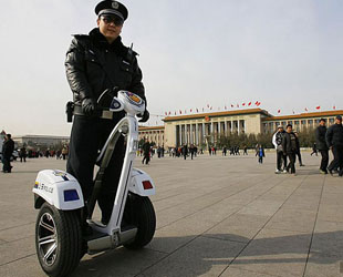 Die Beijinger Polizei fährt mit zweirädrigen elektrischen Fahrzeugen auf dem Tian’anmen Platz, um die Sicherheit für die NVK- und PKKCV-Tagungen zu gewährleisten.