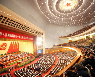 Die 4. Jahrestagung des 11. chinesischen Nationalen Volkskongresses (NVK), des Parlaments des Landes, wurde heute um 9 Uhr in Beijing eröffnet. Ministerpräsident Wen Jiabao legte den Tätigkeitsbericht der Regierung vor.