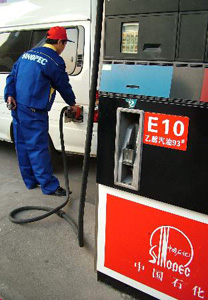 Viele chinesische Autofahrer haben den Verdacht, dass das Benzin mit Äthanol negative Einflüsse auf die Lebensdauer ihres Motors ausübt. Darüber hinaus tauchen zwei große Probleme auf, die dazu führen, dass Wissenschaftler und Abgeordnete des Volkskongresses nun das Aus von E10 fordern.