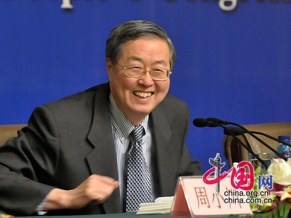 Am Freitagvormittag fand eine Pressekonferenz der chinesischen Zentralbank (People's Bank of China) im Rahmen der NVK-Tagungen statt. Der Zentralbankpräsident Zhou Xiaochuan beantwortete dabei die Fragen der Journalisten über Währungs- und Finanzpolitik Chinas.