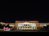 Schöner Anblick von Tian'anmen bei Nacht während der NVK- und PKKCV-Tagungen Chinas