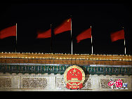Schöner Anblick von Tian'anmen bei Nacht während der NVK- und PKKCV-Tagungen Chinas