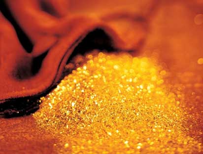 Der Gouverneur der chinesischen Zentralbank Zhou Xiaochuan beantwortete auf einer Pressekonferenz Fragen zum heißen Goldkonsum in China und Chinas Goldimporte. Er sagte, China habe im letzten Jahr weltweit am meisten Gold abgebaut.
