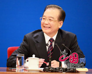 Am Montagvormittag hat die 4. Tagung des 11. Nationalen Volkskongresses (NVK) Chinas Ministerpräsident Wen Jiabao zu einer Pressekonferenz eingeladen. Dabei hat Wen Jiabao Fragen in- und ausländischer Journalisten beantwortet.