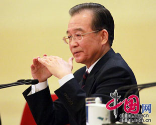 Am Montagvormittag hat die 4. Tagung des 11. Nationalen Volkskongresses (NVK) Chinas Ministerpräsident Wen Jiabao zu einer Pressekonferenz eingeladen. Dabei hat Wen Jiabao Fragen von in- und ausländischen Journalisten beantwortet.