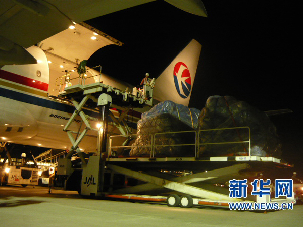 Die ersten Hilfsgüter aus China sind am Montagabend in der japanischen Hauptstadt Tokio eingetroffen. Zu den 100 Tonnen Waren, die von einer Boeing 777 transportiert wurden, gehören Zelte, Bettdecken und Lampen.