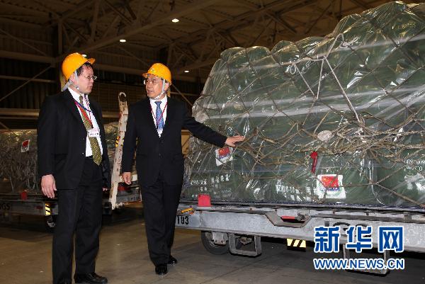 Die ersten Hilfsgüter aus China sind am Montagabend in der japanischen Hauptstadt Tokio eingetroffen. Zu den 100 Tonnen Waren, die von einer Boeing 777 transportiert wurden, gehören Zelte, Bettdecken und Lampen.