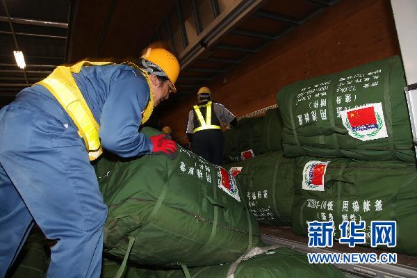 Die ersten Hilfsgüter aus China sind am Montagabend in der japanischen Hauptstadt Tokio eingetroffen. Zu den 100 Tonnen Waren, die von einer Boeing 777 transportiert wurden, gehören Zelte, Bettdecken und Lampen.