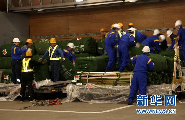 Die ersten Hilfsgüter aus China sind am Montagabend in der japanischen Hauptstadt Tokio eingetroffen. Zu den 100 Tonnen Waren, die von einer Boeing 777 transportiert wurden, gehören Zelte, Bettdecken und Lampen.