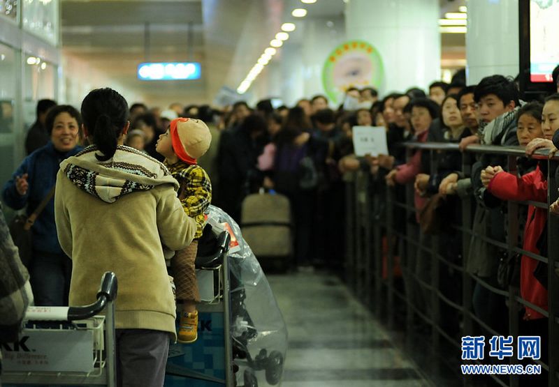 Das Erdbeben der Stärke 9,0 in Japan am vergangenen Freitag hat zu einer atomaren Krise geführt. Ausländer in Japan reisen nun zurück in ihre Heimat. In Dalian und Shanghai sind bereits über 6000 Chinesen zurückgekehrt.