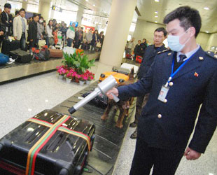 Auf Kleidung und Gepäck von 27 Reisenden, die aus Japan zurückkehrten, wurde eine leicht erhöhte Strahlenbelastung festgestellt. viele chinesische Küstenstädte haben auch angefangen, alle aus Japan kommenden Passagiere auf Radioaktivität zu prüfen.
