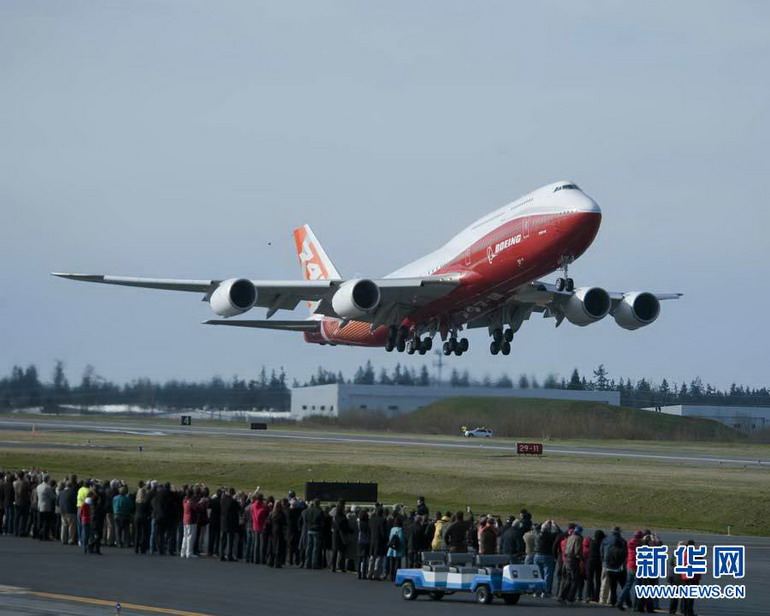 Der neuste und größte Passagierjet der Boeing Corporation schloss am Sonntag erfolgreich seinen Erstflug ab. Ein neuer Meilenstein für die Firma, da sie sich anschickt, ihren neuen Jumbojet gegen Ende des Jahres marktfähig zu machen.