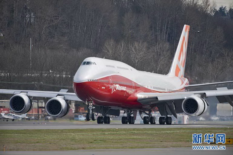 Der neuste und größte Passagierjet der Boeing Corporation schloss am Sonntag erfolgreich seinen Erstflug ab. Ein neuer Meilenstein für die Firma, da sie sich anschickt, ihren neuen Jumbojet gegen Ende des Jahres marktfähig zu machen.