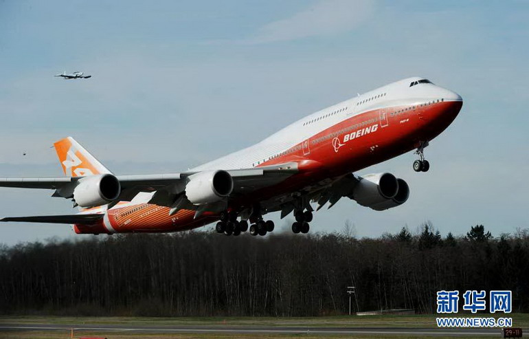 Der neuste und größte Passagierjet der Boeing Corporation schloss am Sonntag erfolgreich seinen Erstflug ab. Ein neuer Meilenstein für die Firma, da sie sich anschickt, ihren neuen Jumbojet gegen Ende des Jahres marktfähig zu machen.