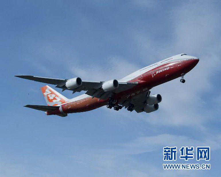 Der neuste und größte Passagierjet der Boeing Corporation schloss am Sonntag erfolgreich seinen Erstflug ab. Ein neuer Meilenstein für die Firma, da sie sich anschickt, ihren neuen Jumbojet gegen Ende des Jahres marktfähig zu machen.