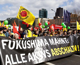 Tausende Japaner protestierten gestern in Tokio und Nagoya gegen die Atomenergie. In Deutschland versammelten sich am Wochenende hunderttausende Bürger und forderten die Regierung auf, Atomkraftwerke abzuschalten und den Weg für eine Energiewende frei zu machen.