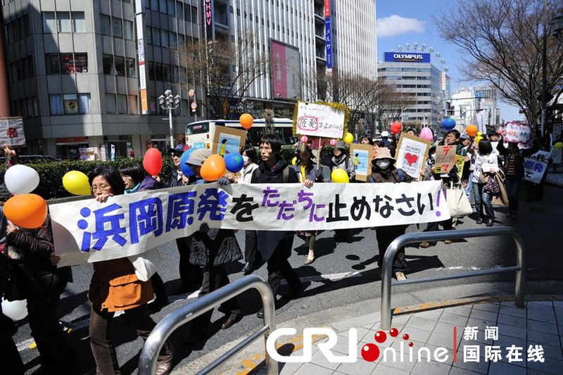 Tausende Japaner protestierten gestern in Tokio und Nagoya gegen die Atomenergie. In Deutschland versammelten sich am Wochenende hunderttausende Bürger und forderten die Regierung auf, Atomkraftwerke abzuschalten und den Weg für eine Energiewende frei zu machen.