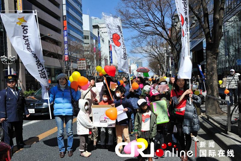 Tausende Japaner protestierten gestern in Tokio und Nagoya gegen die Atomenergie. In Deutschland versammelten sich am Wochenende hunderttausende Bürger und forderten die Regierung auf, Atomkraftwerke abzuschalten und den Weg für eine Energiewende frei zu machen.