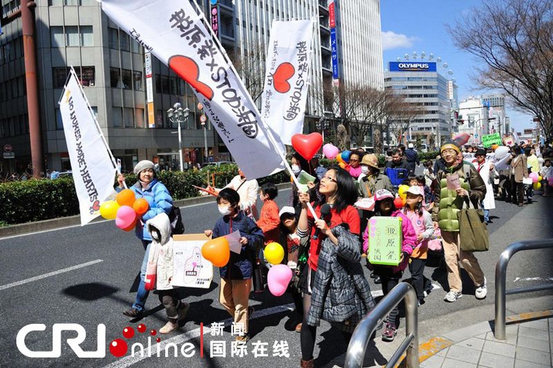 Tausende Japaner protestierten gestern in Tokio und Nagoya gegen die Atomenergie. In Deutschland versammelten sich am Wochenende hunderttausende Bürger und forderten die Regierung auf, Atomkraftwerke abzuschalten und den Weg für eine Energiewende frei zu machen.