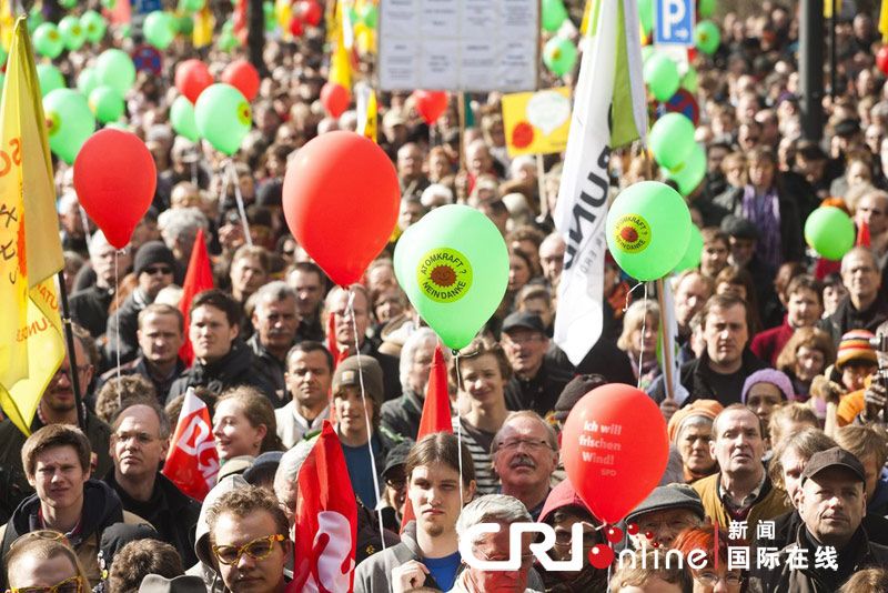 Tausende Japaner protestierten gestern in Tokio und Nagoya gegen die Atomenergie. In Deutschland versammelten sich am Wochenende hunderttausende Bürger und forderten die Regierung auf, Atomkraftwerke abzuschalten und den Weg für eine Energiewende frei zu machen.