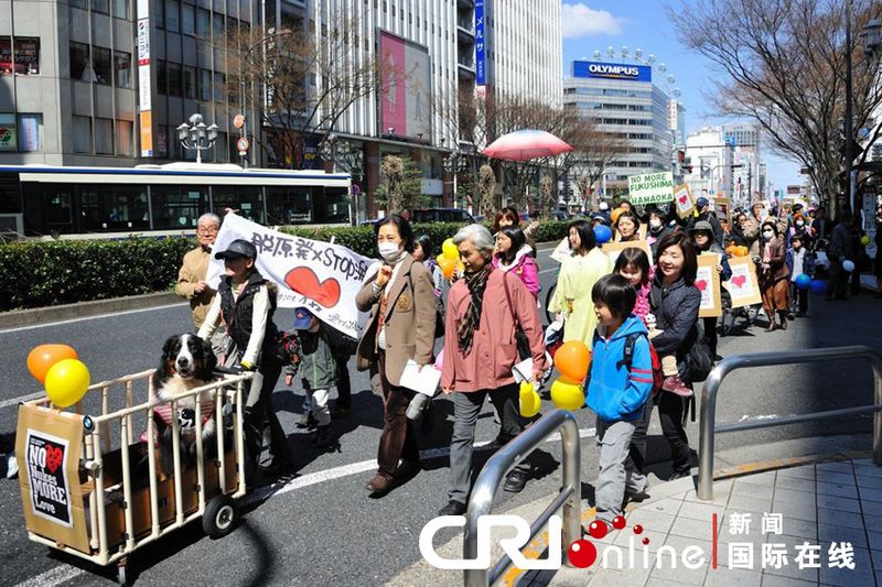 Tausende Japaner protestierten gestern in Tokio und Nagoya gegen die Atomenergie. In Deutschland versammelten sich am Wochenende hunderttausende Bürger und forderten die Regierung auf, Atomkraftwerke abzuschalten und den Weg für eine Energiewende frei zu machen.