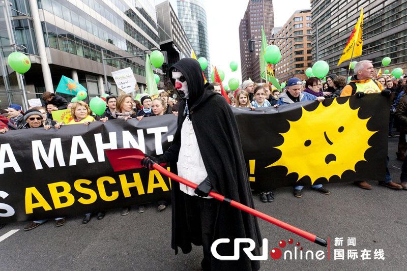 Tausende Japaner protestierten gestern in Tokio und Nagoya gegen die Atomenergie. In Deutschland versammelten sich am Wochenende hunderttausende Bürger und forderten die Regierung auf, Atomkraftwerke abzuschalten und den Weg für eine Energiewende frei zu machen.