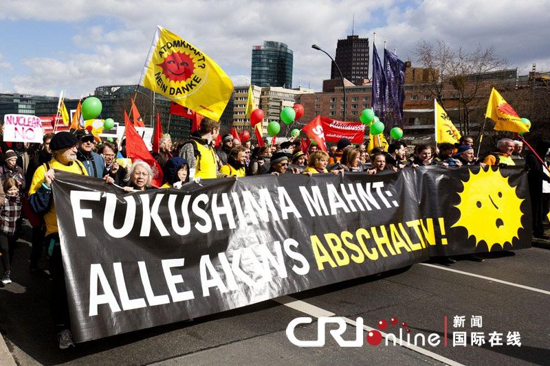 Tausende Japaner protestierten gestern in Tokio und Nagoya gegen die Atomenergie. In Deutschland versammelten sich am Wochenende hunderttausende Bürger und forderten die Regierung auf, Atomkraftwerke abzuschalten und den Weg für eine Energiewende frei zu machen.