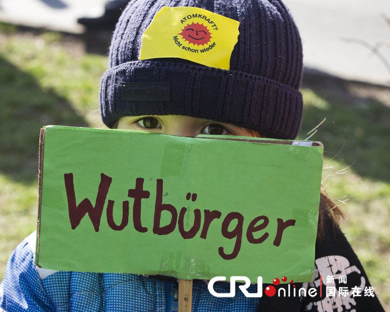 Tausende Japaner protestierten gestern in Tokio und Nagoya gegen die Atomenergie. In Deutschland versammelten sich am Wochenende hunderttausende Bürger und forderten die Regierung auf, Atomkraftwerke abzuschalten und den Weg für eine Energiewende frei zu machen.