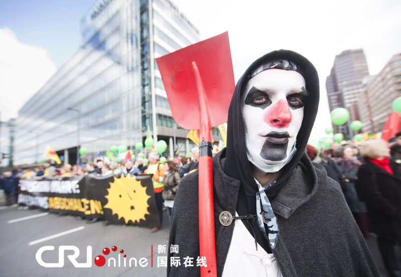 Tausende Japaner protestierten gestern in Tokio und Nagoya gegen die Atomenergie. In Deutschland versammelten sich am Wochenende hunderttausende Bürger und forderten die Regierung auf, Atomkraftwerke abzuschalten und den Weg für eine Energiewende frei zu machen.