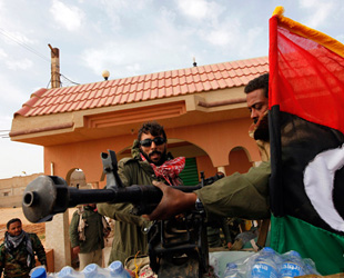 Die libyschen Rebellen übernahmen gestern erneut die Kontrolle über zwei wichtige Ölkomplexe und drangen weiter nach Westen Richtung Tripolis vor.