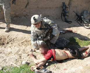 Die US-Armee versprach am Montag, der 'Wahrheit' nachzugehen, nachdem das Magazin Rolling Stone verstörende Fotos veröffentlichte, die US-Soldaten beim Töten afghanischer Zivilisten zeigen. Die US-Armee versprach am Montag, der 'Wahrheit' nachzugehen, nachdem das Magazin Rolling Stone verstörende Fotos veröffentlichte, die US-Soldaten beim Töten afghanischer Zivilisten zeigen.