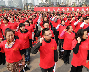 Anlässlich der Gründung der KP Chinas vor 90 Jahren traten rund 10.000 Personen am Montag auf einem Platz in der 35-Millionen-Metropole Chongqing auf, wo sie Lieder für die Partei sangen und den Eid zum Eintritt in die Partei ablegten oder wiederholten.