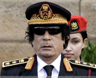 Libyen hat einen hohen Gesandten des Sohns von Staatschef Muammar Gaddafi nach London geschickt, um mit britischen Offiziellen zu verhandeln, wie die Zeitung The Guardian am Freitag berichtete.