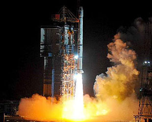 Eine Trägerrakete des Typs Langer Marsch 3A, die heute morgen um 4.47 Uhr im Satellitenstartzentrum Xichang in der südwestchinesischen Provinz Sichuan gestartet worden war, transportiere Chinas achten 'Beidou'-Navigationssatelliten in den Weltraum.