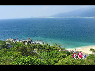 Fenjiezhou ist ein kleines, schönes Inselchen im Südchinesischen Meer vor dem Kreis Lingshui. Die Insel ist nur eine Stunde von Sanya entfernt. Sie sieht aus wie eine auf dem Meer schwimmende Schönheit, daher haben die dortigen Fischer ihr den Namen 'Schlafende Schönheit' gegeben. [China.org.cn]