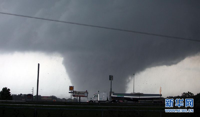 Die schlimmste Tornado-Serie seit Jahrzehnten zieht momentan über die USA hinweg. Hunderte Stürme wirbeln über südlichen Bundesstaaten des Landes. Dabei kamen fast 300 Menschen ums Leben. Die schlimmste Tornado-Serie seit Jahrzehnten zieht momentan über die USA hinweg. Hunderte Stürme wirbeln über südlichen Bundesstaaten des Landes. Dabei kamen fast 300 Menschen ums Leben.