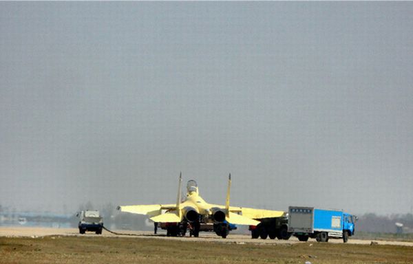 Nachdem Vermutungen laut wurden, welcher Typ von Kampfflugzeugen auf dem Warjag eingesetzt werden soll, hat die staatliche Nachrichtenagentur Xinhua Fotos über J-15 veröffentlicht.
